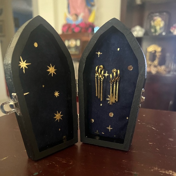 Gothic Earring Case - Picture 5 of 5